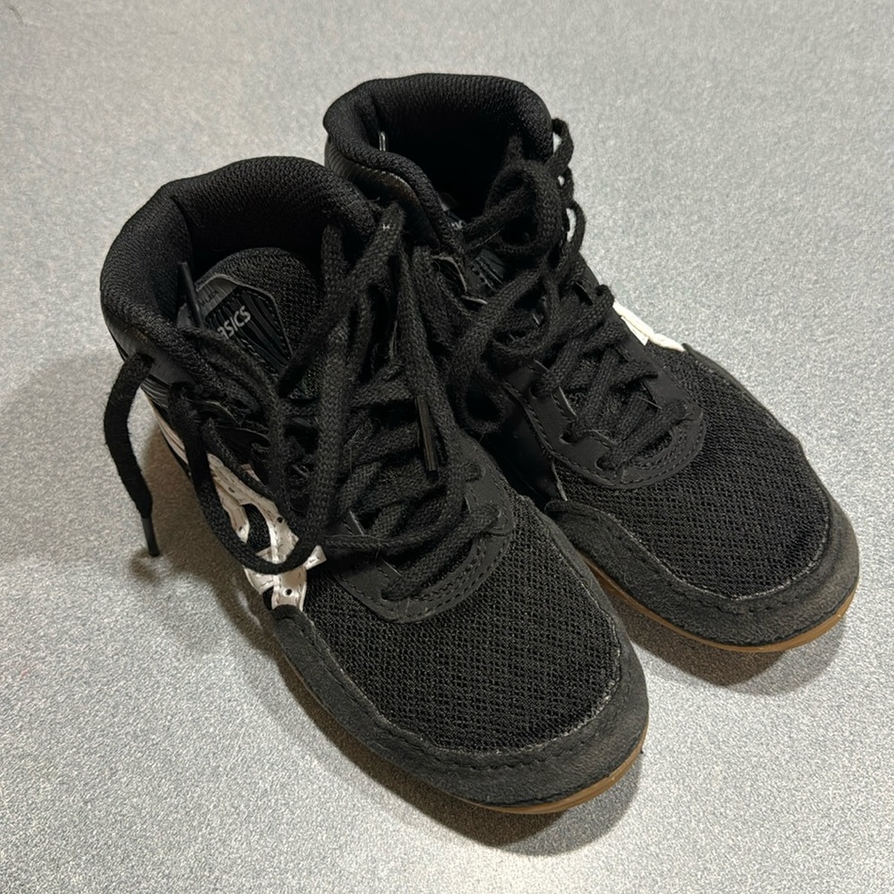 ASICS boys wrestling shoes size k12